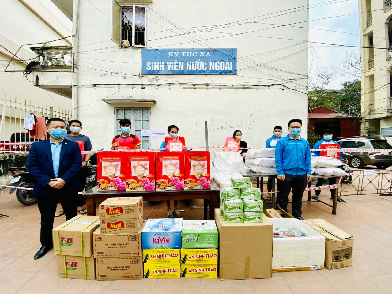 Tặng quà hỗ trợ 55 du học sinh Lào, Campuchia có hoàn cảnh khó khăn tại Tp.Hồ Chí Minh và Hà Nội Tặng quà hỗ trợ 55 du học sinh Lào, Campuchia có hoàn cảnh khó khăn tại Tp.Hồ Chí Minh và Hà Nội