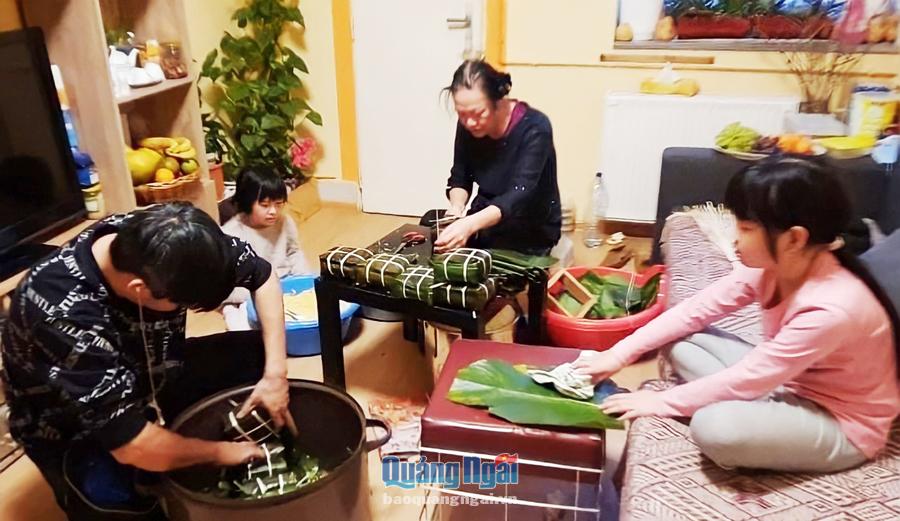Người Việt ở Cộng hòa Séc gói bánh chưng đón Tết.   ẢNH: NVCC