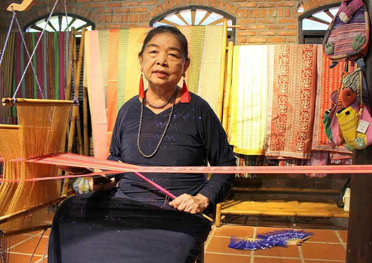 Người phụ nữ Chăm mang thổ cẩm Việt Nam ra thế giới Người phụ nữ Chăm mang thổ cẩm Việt Nam ra thế giới