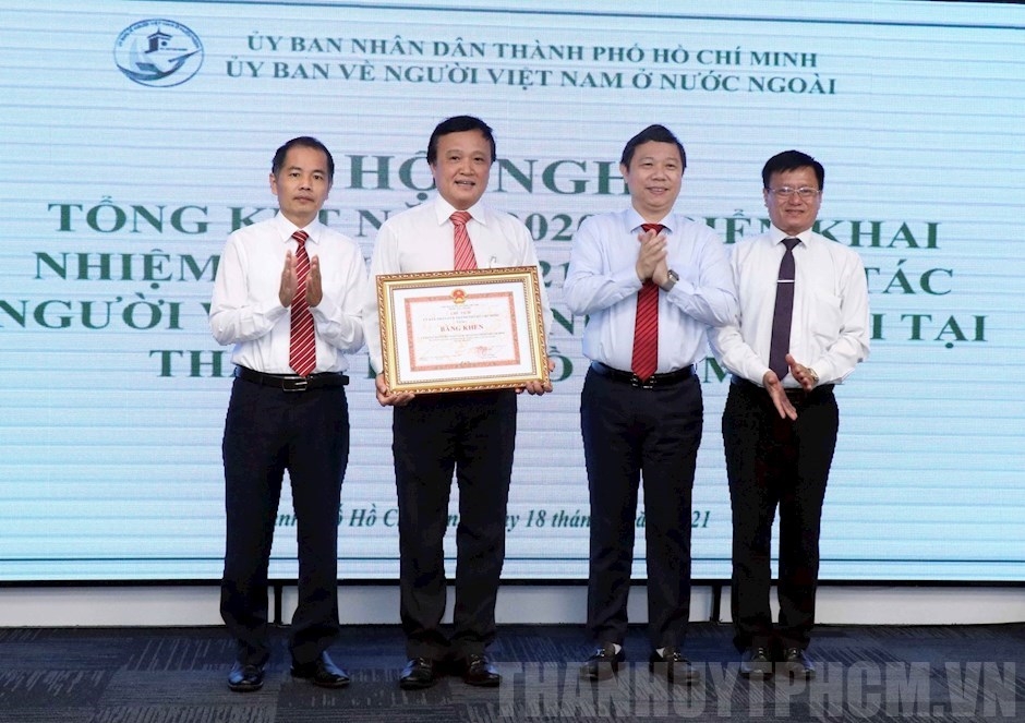 Góp phần thực hiện thành công “mục tiêu kép”, Ủy ban về người Việt Nam ở nước ngoài TP Hồ Chí Minh nhận bằng khen Góp phần thực hiện thành công “mục tiêu kép”, Ủy ban về người Việt Nam ở nước ngoài TP Hồ Chí Minh nhận bằng khen