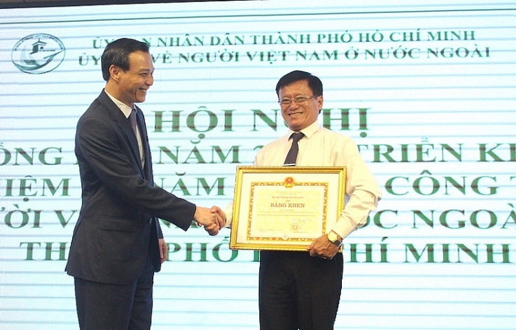 Góp phần thực hiện thành công “mục tiêu kép”, Ủy ban về người Việt Nam ở nước ngoài TP Hồ Chí Minh nhận bằng khen Góp phần thực hiện thành công “mục tiêu kép”, Ủy ban về người Việt Nam ở nước ngoài TP Hồ Chí Minh nhận bằng khen