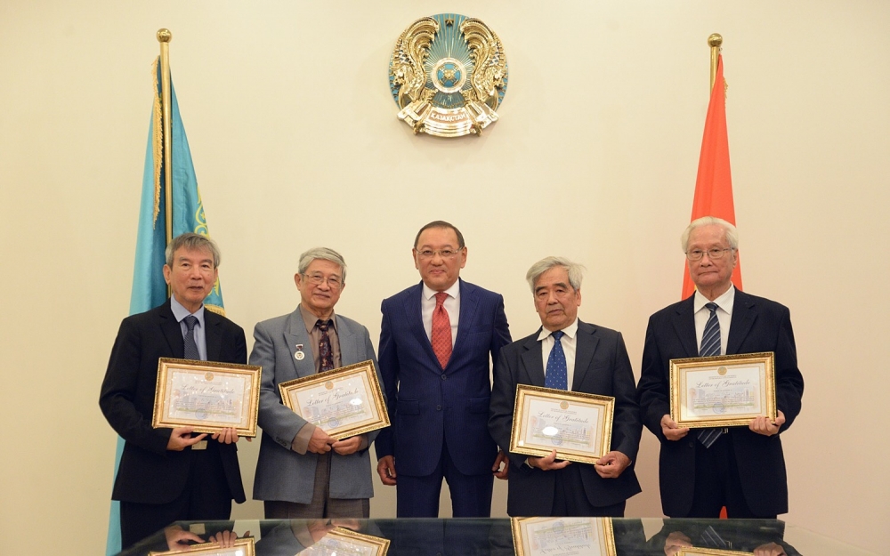 Bộ Văn hóa và Thể thao Kazakhstan trao bằng khen cho bốn dịch giả Việt Nam Bộ Văn hóa và Thể thao Kazakhstan trao bằng khen cho bốn dịch giả Việt Nam