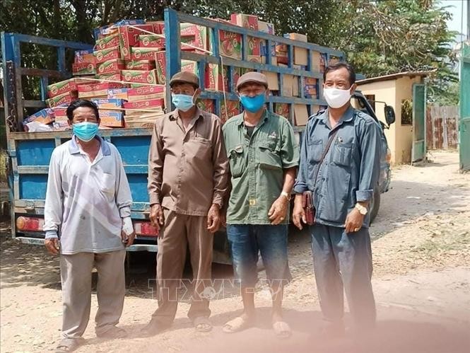 Vận chuyển mì gói cứu trợ bà con gốc Việt tại tỉnh Kandal. Vận chuyển mì gói cứu trợ bà con gốc Việt tại tỉnh Kandal.