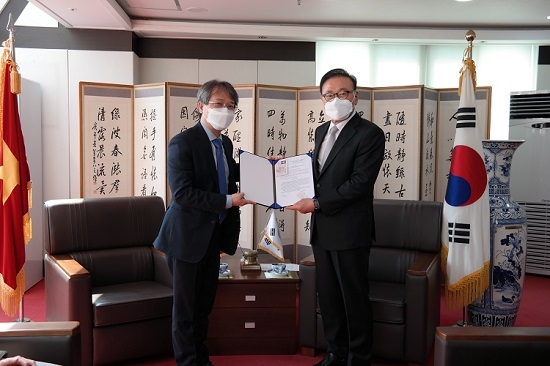 Trao quyết định bổ nhiệm Tổng lãnh sự danh dự cho ông Park Soo Kwan Trao quyết định bổ nhiệm Tổng lãnh sự danh dự cho ông Park Soo Kwan