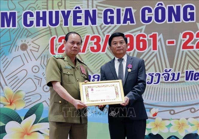 Tặng quà cho công an sáu tỉnh Bắc Lào nhân dịp Tết cổ truyền Bunpimay