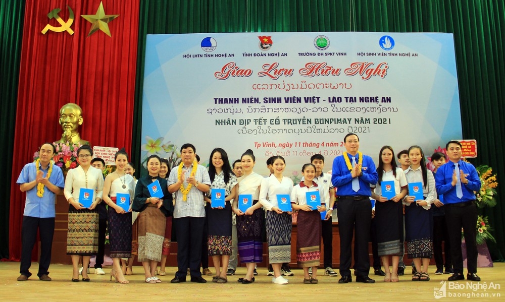 Giao lưu hữu nghị sinh viên, thanh niên Việt - Lào tại Nghệ An nhân tết cổ truyền Bunpimay 2021 Giao lưu hữu nghị sinh viên, thanh niên Việt - Lào tại Nghệ An nhân tết cổ truyền Bunpimay 2021