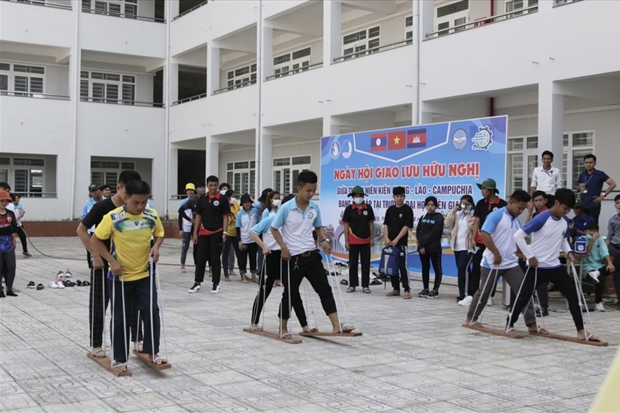 Trao học bổng cho sinh viên Lào, Campuchia Trường Đại học Kiên Giang nhân tết cổ truyền nước bạn Trao học bổng cho sinh viên Lào, Campuchia Trường Đại học Kiên Giang nhân tết cổ truyền nước bạn