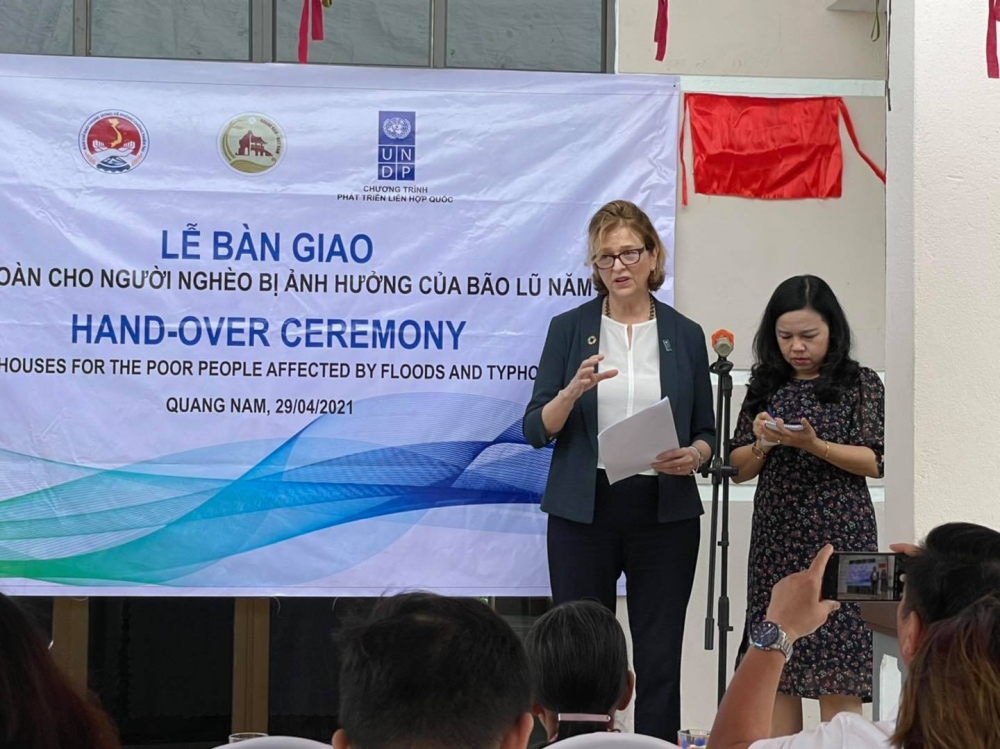 UNDP hỗ trợ xây mới, sửa chữa trên 3.000 căn nhà ứng phó thiên tai cho bà con các tỉnh miền Trung UNDP hỗ trợ xây mới, sửa chữa trên 3.000 căn nhà ứng phó thiên tai cho bà con các tỉnh miền Trung
