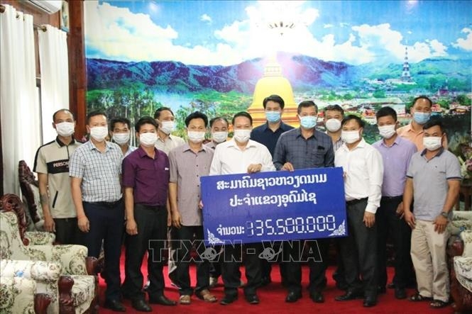 Hội người Việt tại Oudomsay (Lào) giúp đỡ chính quyền sở tại mì, khẩu trang, tiền mặt chống dịch Hội người Việt tại Oudomsay (Lào) giúp đỡ chính quyền sở tại mì, khẩu trang, tiền mặt chống dịch