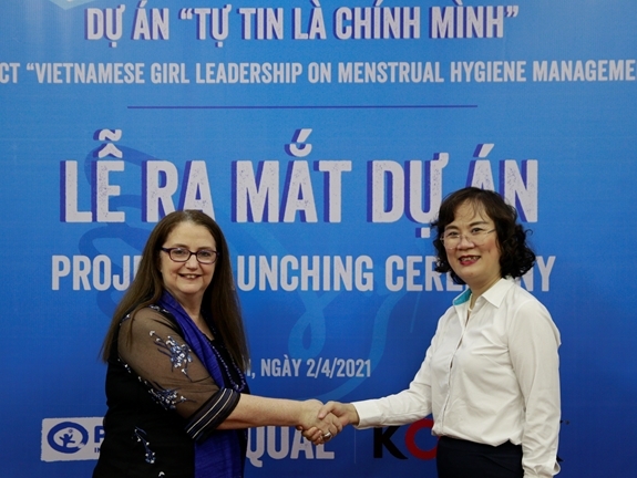 Bà Sharon Kane: hỗ trợ đào tạo nghề cho thanh niên, bảo vệ an toàn cho trẻ em gái Bà Sharon Kane: hỗ trợ đào tạo nghề cho thanh niên, bảo vệ an toàn cho trẻ em gái