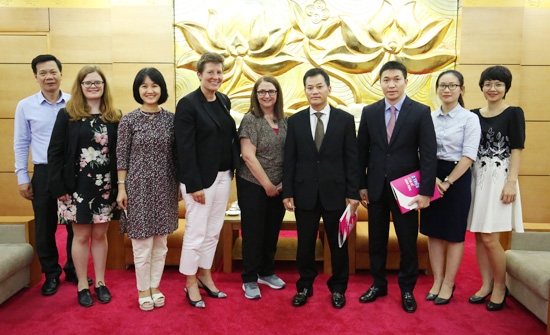 Bà Sharon Kane: hỗ trợ đào tạo nghề cho thanh niên, bảo vệ an toàn cho trẻ em gái Bà Sharon Kane: hỗ trợ đào tạo nghề cho thanh niên, bảo vệ an toàn cho trẻ em gái