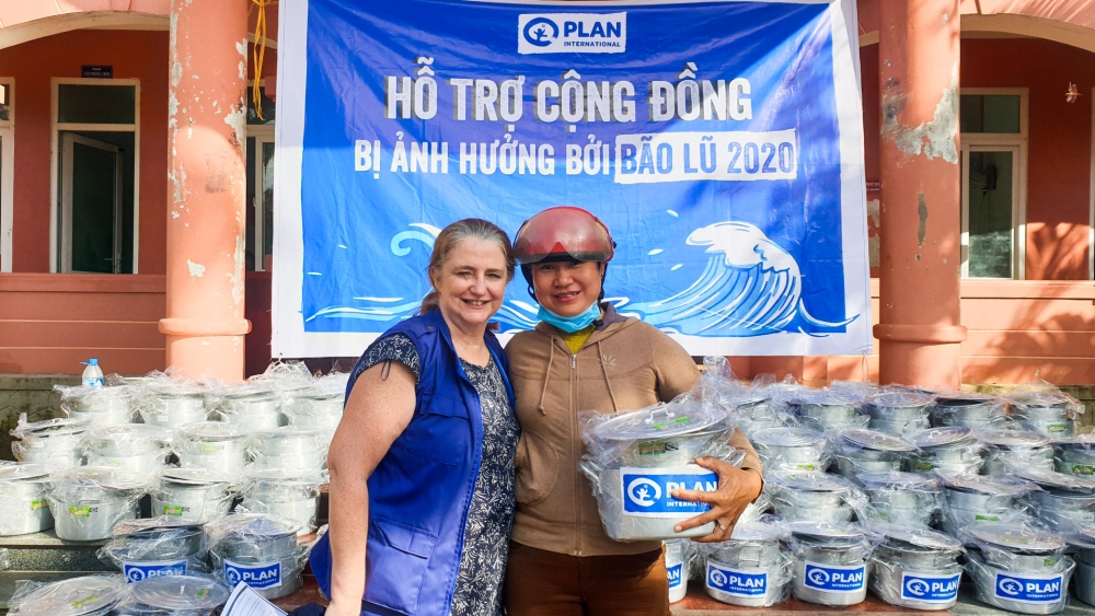 Bà Sharon Kane: hỗ trợ đào tạo nghề cho thanh niên, bảo vệ an toàn cho trẻ em gái Bà Sharon Kane: hỗ trợ đào tạo nghề cho thanh niên, bảo vệ an toàn cho trẻ em gái