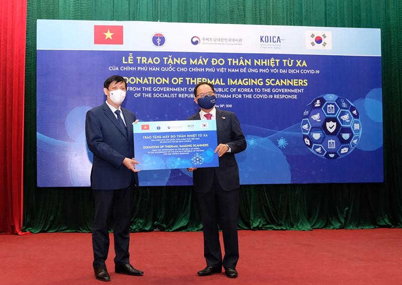 Hàn Quốc hỗ trợ 40 máy đo thân nhiệt từ xa cho Việt Nam Hàn Quốc hỗ trợ 40 máy đo thân nhiệt từ xa cho Việt Nam