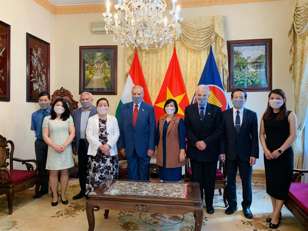 Đại sứ quán và cộng đồng người Việt ở nước ngoài tiếp tục ủng hộ quê hương phòng chống COVID-19 Đại sứ quán và cộng đồng người Việt ở nước ngoài tiếp tục ủng hộ quê hương phòng chống COVID-19