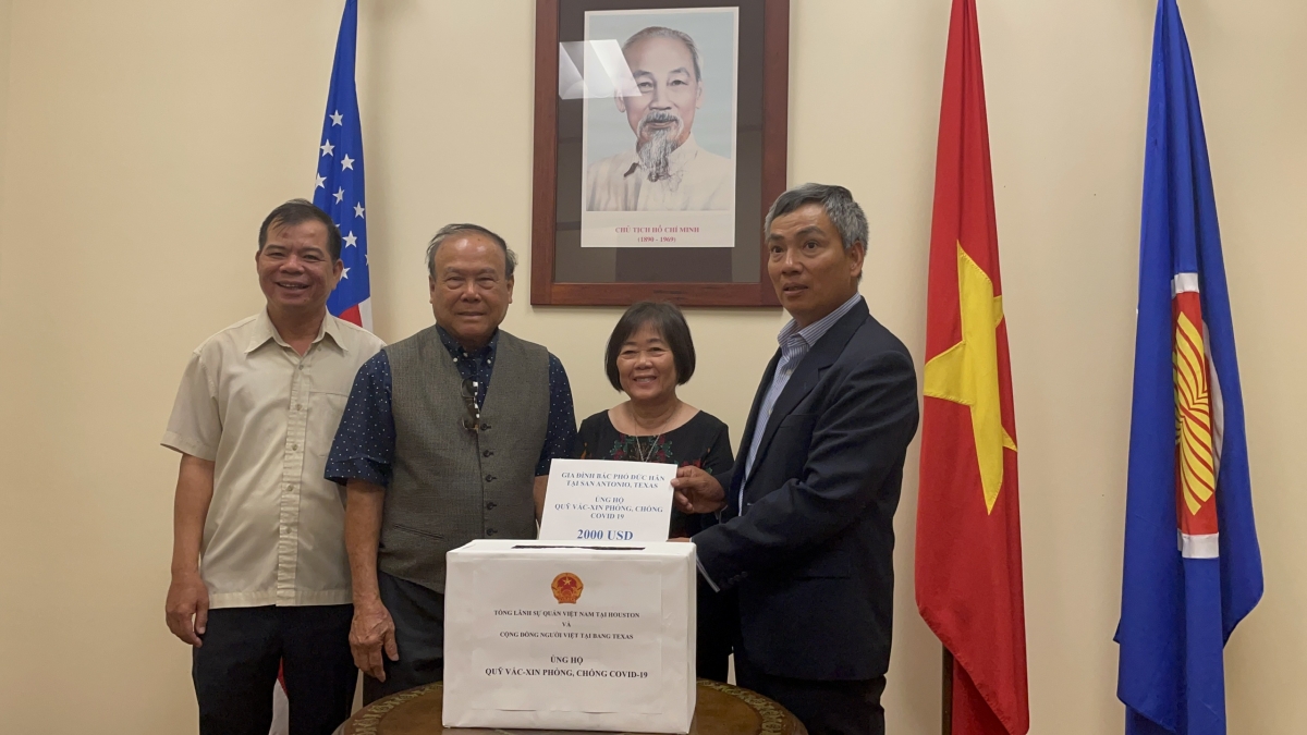 Vợ chồng Việt kiều Mỹ hơn 80 tuổi lái xe 300km tới ủng hộ Quỹ vaccine phòng COVID-19 Vợ chồng ông Phó Đức Hân khoảng 80 tuổi, lái xe vượt 300km đến Tổng lãnh sự tận tay trao 2.000 USD ủng hộ quỹ