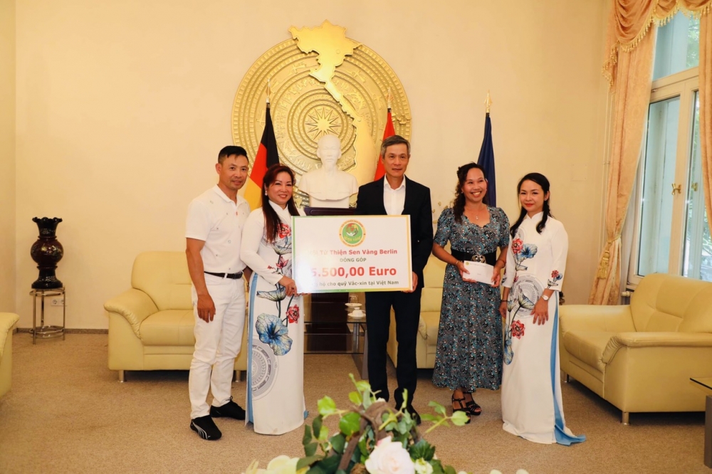 Hội Từ thiện Sen vàng Berlin trao 5.500 Euro ủng hộ Quỹ vaccine phòng, chống COVID-19 Hội Từ thiện Sen vàng Berlin trao 5.500 Euro ủng hộ Quỹ vaccine phòng, chống COVID-19