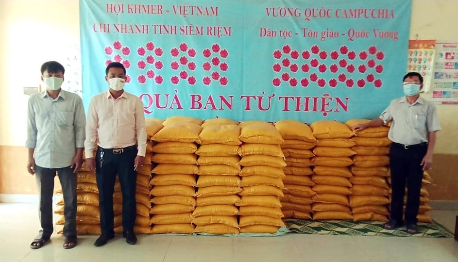 TP.HCM, Metfone hỗ trợ lương thực, tiền mặt cho bà con Việt kiều tại Campuchia TP.HCM, Metfone hỗ trợ lương thực, tiền mặt cho bà con Việt kiều tại Campuchia