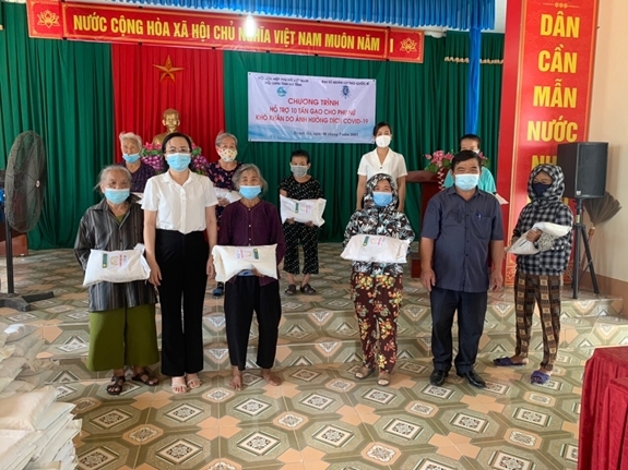 Đại sứ quán Bỉ tại Việt Nam tặng 10 tấn gạo cho phụ nữ, lao động tự do Hà Tĩnh Đại sứ quán Bỉ tại Việt Nam tặng 10 tấn gạo cho phụ nữ, lao động tự do Hà Tĩnh