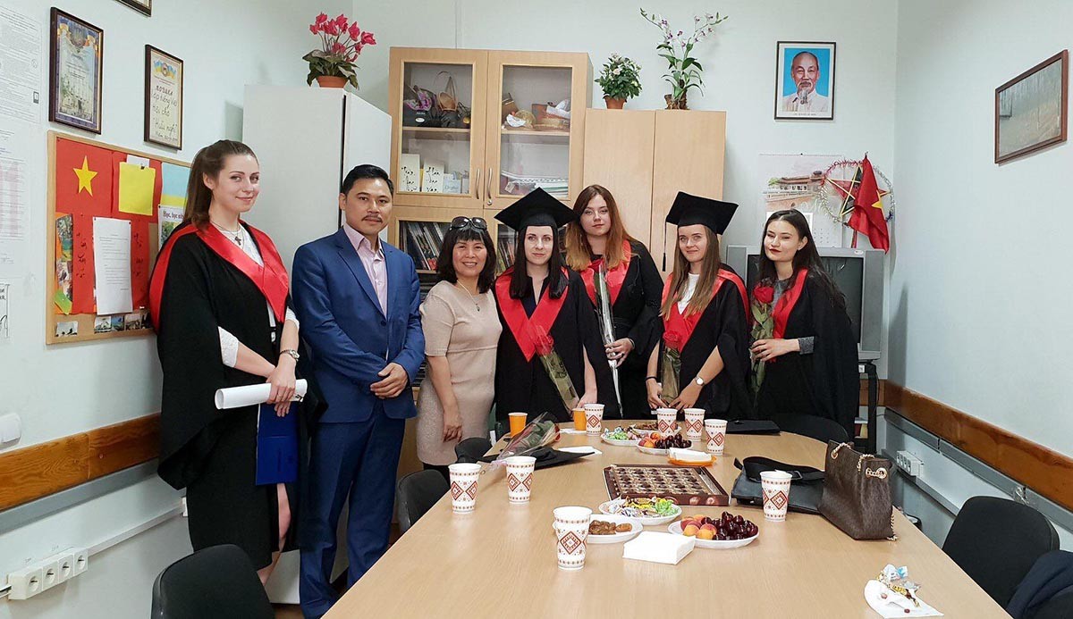 Cô Hà Thị Vân Anh cùng học sinh.