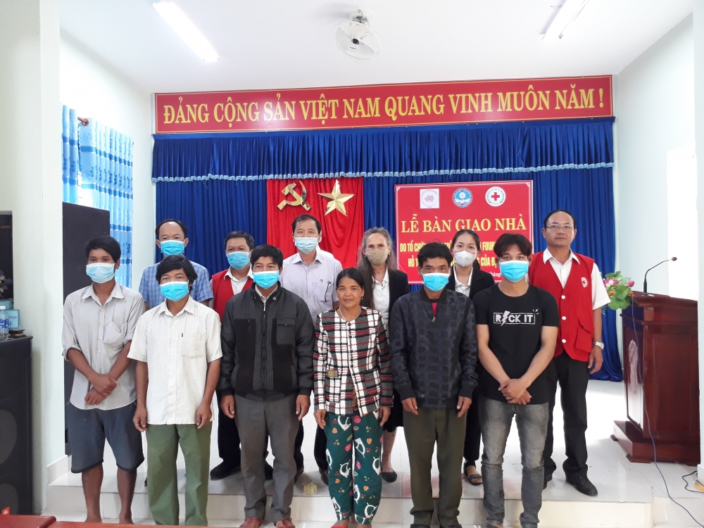 Bàn giao 6 ngôi nhà cho các hộ gia đình Quảng Nam bị ảnh hưởng thiên tai Bàn giao 6 ngôi nhà cho các hộ gia đình Quảng Nam bị ảnh hưởng thiên tai