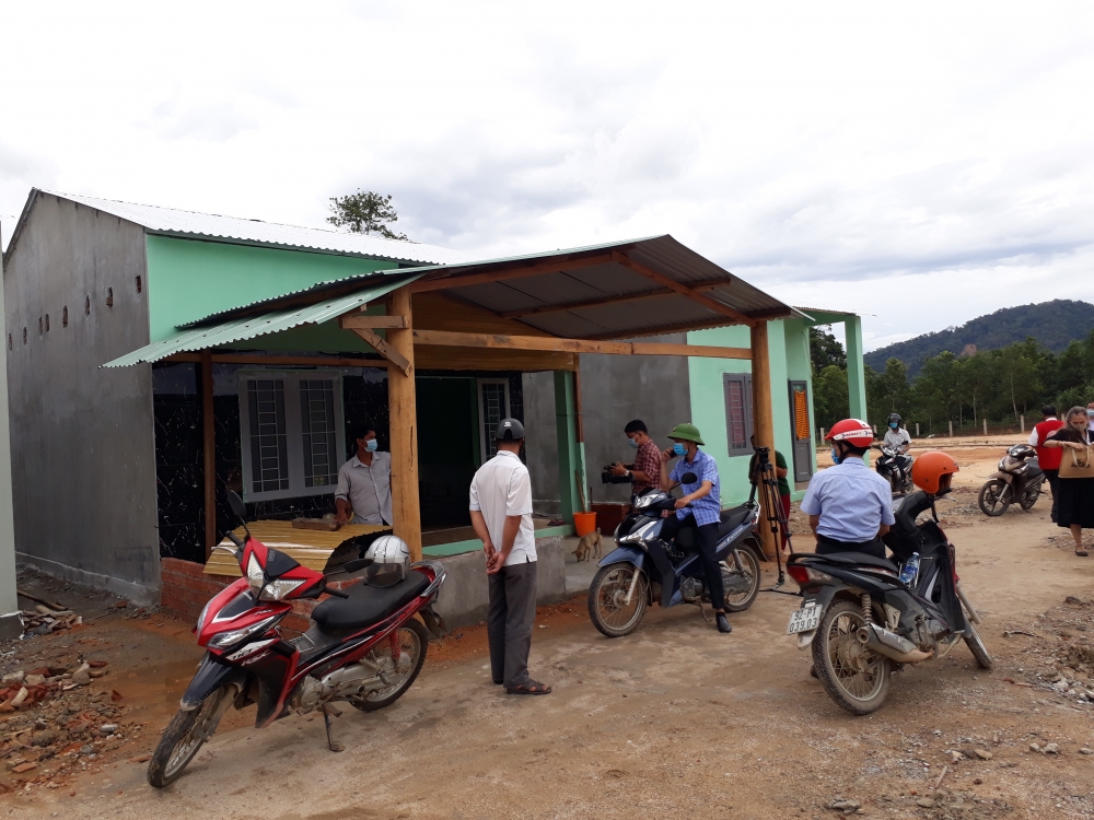 Bàn giao 6 ngôi nhà cho các hộ gia đình Quảng Nam bị ảnh hưởng thiên tai Bàn giao 6 ngôi nhà cho các hộ gia đình Quảng Nam bị ảnh hưởng thiên tai