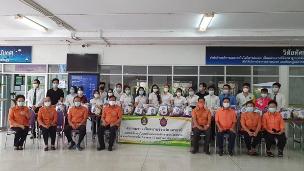 Kiều bào tỉnh Udon Thani chia sẻ khó khăn với lưu học sinh ở Thái Lan Kiều bào tỉnh Udon Thani chia sẻ khó khăn với lưu học sinh ở Thái Lan