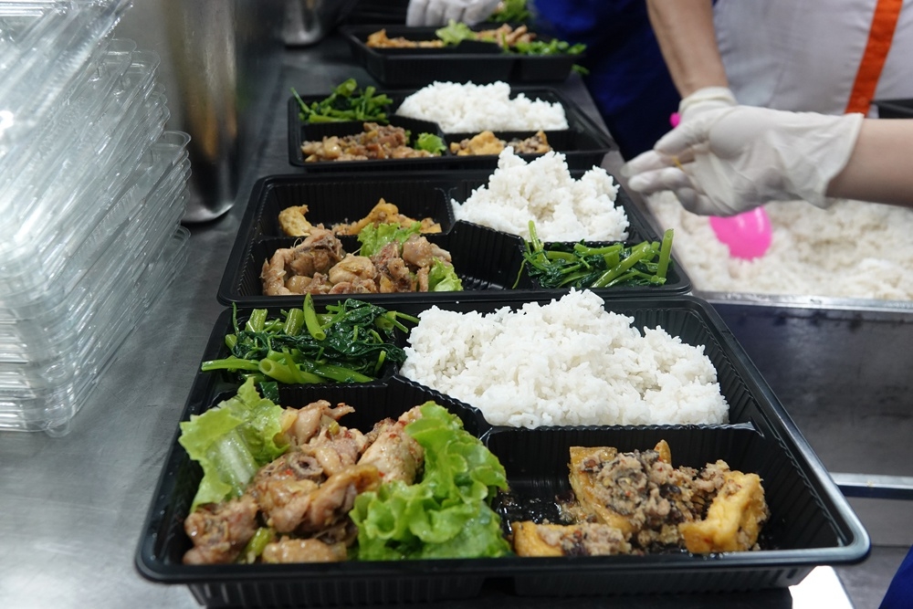 Hỗ trợ 1,7 triệu suất ăn cho bà con 17 tỉnh, thành phố phía Nam Hỗ trợ 1,7 triệu suất ăn cho bà con 17 tỉnh, thành phố phía Nam
