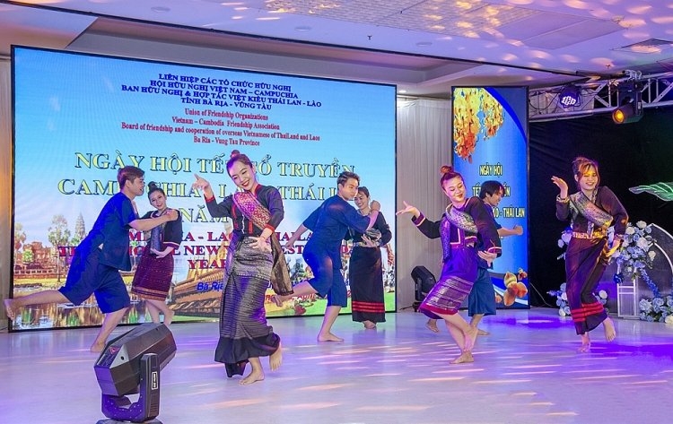 Sắc màu Songkran trên đất Việt Sắc màu Songkran trên đất Việt