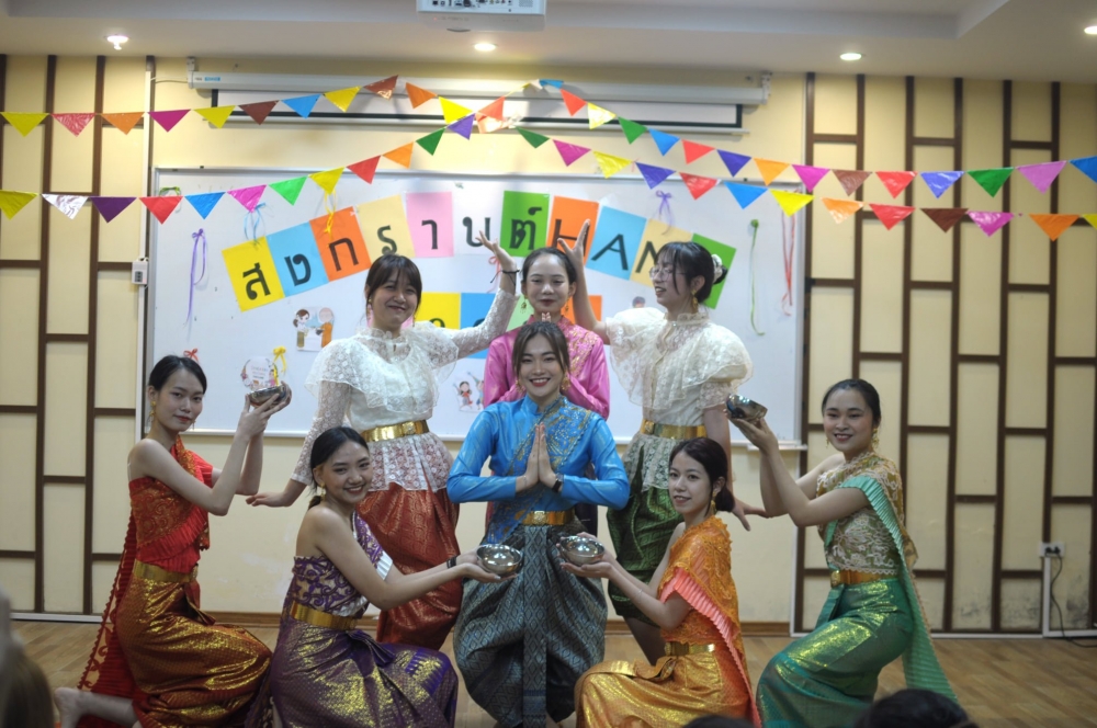 Sắc màu Songkran trên đất Việt Sắc màu Songkran trên đất Việt