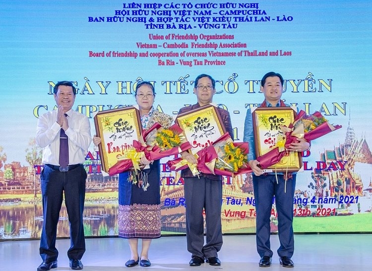 Sắc màu Songkran trên đất Việt Sắc màu Songkran trên đất Việt