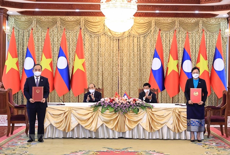 Việt Nam và Lào ký kết và trao 14 văn kiện hợp tác giữa các bộ, ngành và doanh nghiệp hai nước Việt Nam và Lào ký kết và trao 14 văn kiện hợp tác giữa các bộ, ngành và doanh nghiệp hai nước