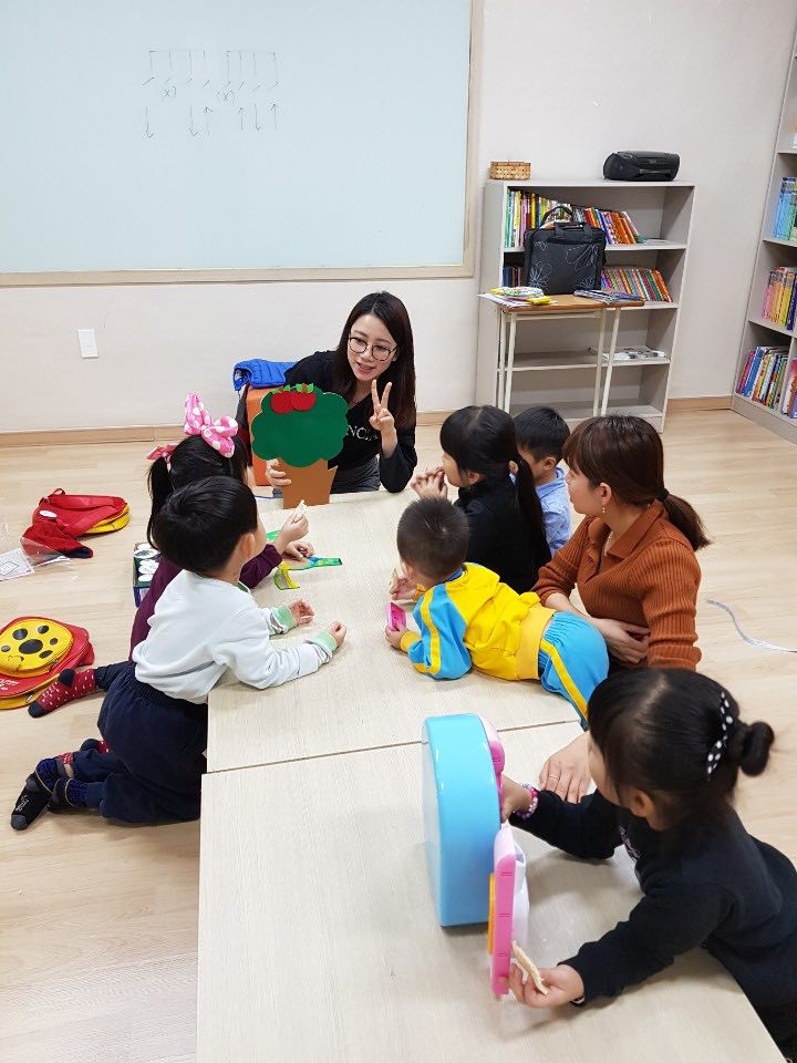 Elyza Nguyễn: cô dâu Việt và trẻ em các gia đình đa văn hóa tại Hàn Quốc cần được hỗ trợ về ngôn ngữ Elyza Nguyễn: cô dâu Việt và trẻ em các gia đình đa văn hóa tại Hàn Quốc cần được hỗ trợ về ngôn ngữ