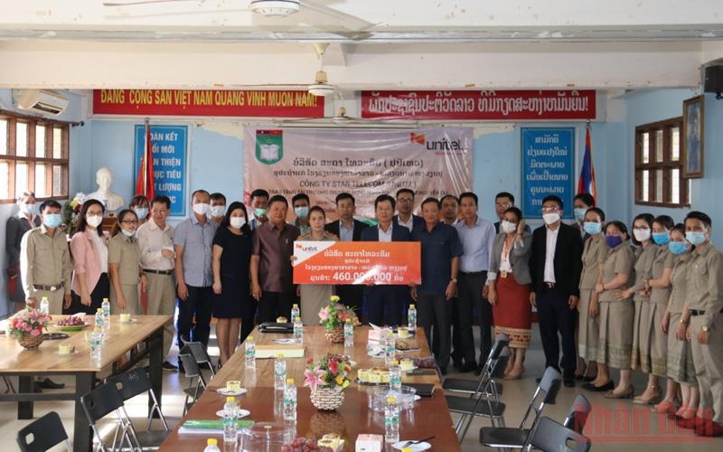 Hỗ trợ trang thiết bị, trao học bổng cho học sinh trường kiều bào tại Lào Hỗ trợ trang thiết bị, trao học bổng cho học sinh trường kiều bào tại Lào