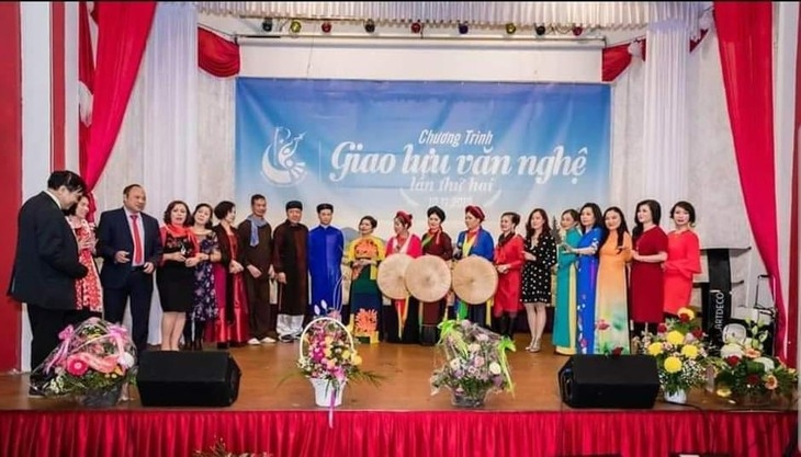 Lần đầu tiên tổ chức cuộc thi hát dân ca cho kiều bào Việt Nam và bạn bè quốc tế trên sóng phát thanh Lần đầu tiên tổ chức cuộc thi hát dân ca cho kiều bào Việt Nam và bạn bè quốc tế trên sóng phát thanh