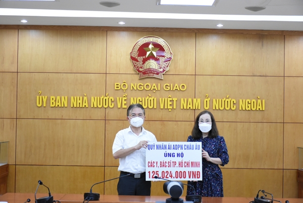 Người Việt ở châu Âu và Mông Cổ quyên góp ủng hộ công tác phòng chống dịch COVID-19 tại quê nhà Người Việt ở châu Âu và Mông Cổ quyên góp ủng hộ công tác phòng chống dịch COVID-19 tại quê nhà
