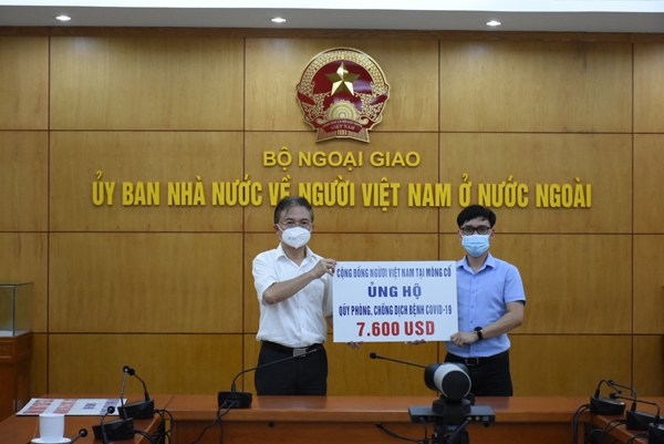 Người Việt ở châu Âu và Mông Cổ quyên góp ủng hộ công tác phòng chống dịch COVID-19 tại quê nhà Người Việt ở châu Âu và Mông Cổ quyên góp ủng hộ công tác phòng chống dịch COVID-19 tại quê nhà