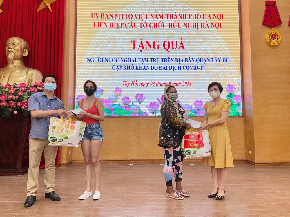 HAUFO tặng 43 suất quà cho người nước ngoài gặp khó khăn trên địa bàn quận Tây Hồ HAUFO tặng 43 suất quà cho người nước ngoài gặp khó khăn trên địa bàn quận Tây Hồ