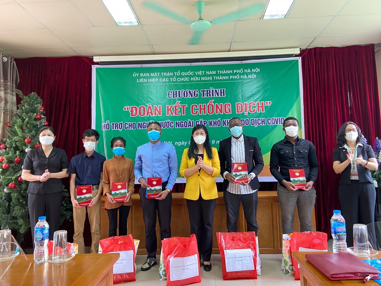 HAUFO tặng 25 suất quà cho sinh viên nước ngoài tại Học viện Nông nghiệp gặp khó khăn HAUFO tặng 25 suất quà cho sinh viên nước ngoài tại Học viện Nông nghiệp gặp khó khăn