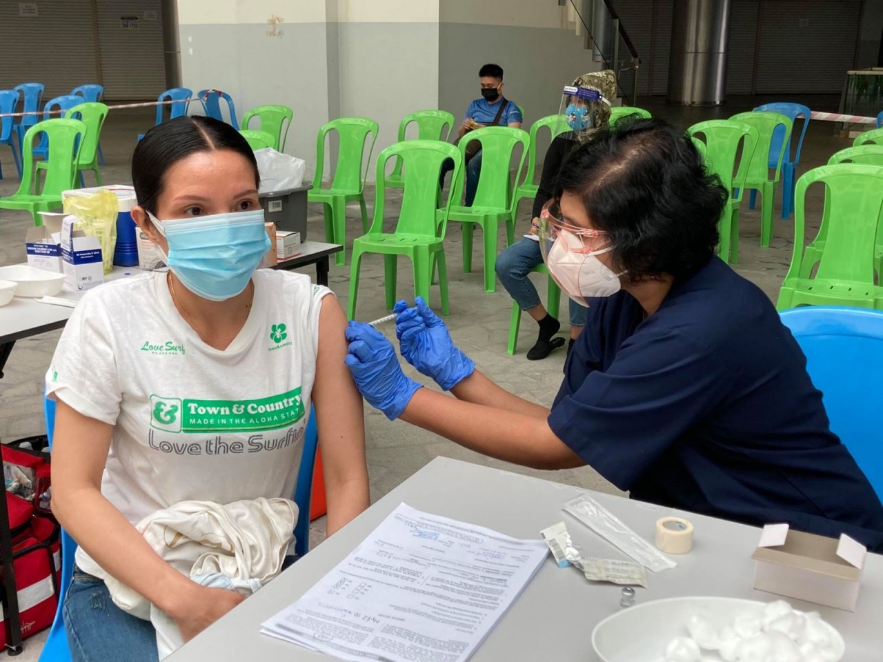 Tiêm vaccine ngừa COVID-19 cho 200 người lao động Việt Nam tại Malaysia Tiêm vaccine ngừa COVID-19 cho 200 người lao động Việt Nam tại Malaysia