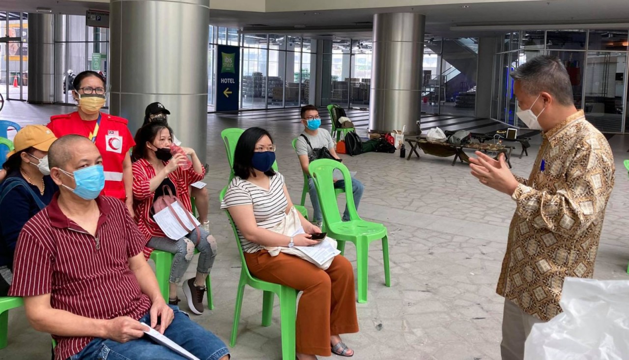Tiêm vaccine ngừa COVID-19 cho 200 người lao động Việt Nam tại Malaysia Tiêm vaccine ngừa COVID-19 cho 200 người lao động Việt Nam tại Malaysia