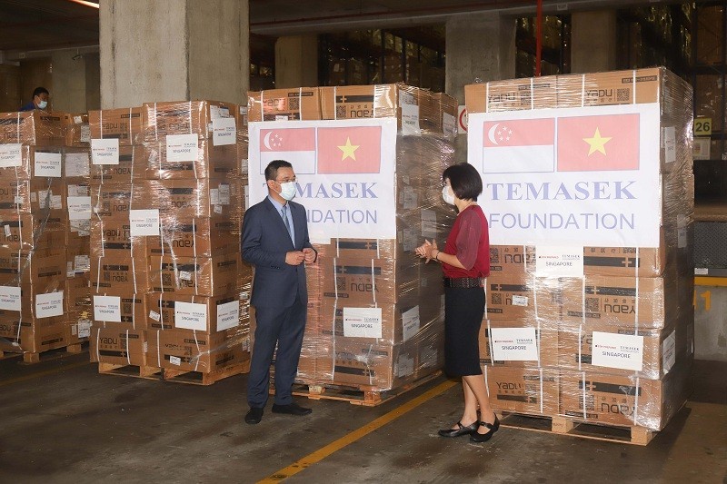 Quỹ Tamasek (Singapore) bàn giao 16 máy thở và các thiết bị y tế hỗ trợ Việt Nam chống dịch COVID-19 Quỹ Tamasek (Singapore) bàn giao 16 máy thở và các thiết bị y tế hỗ trợ Việt Nam chống dịch COVID-19