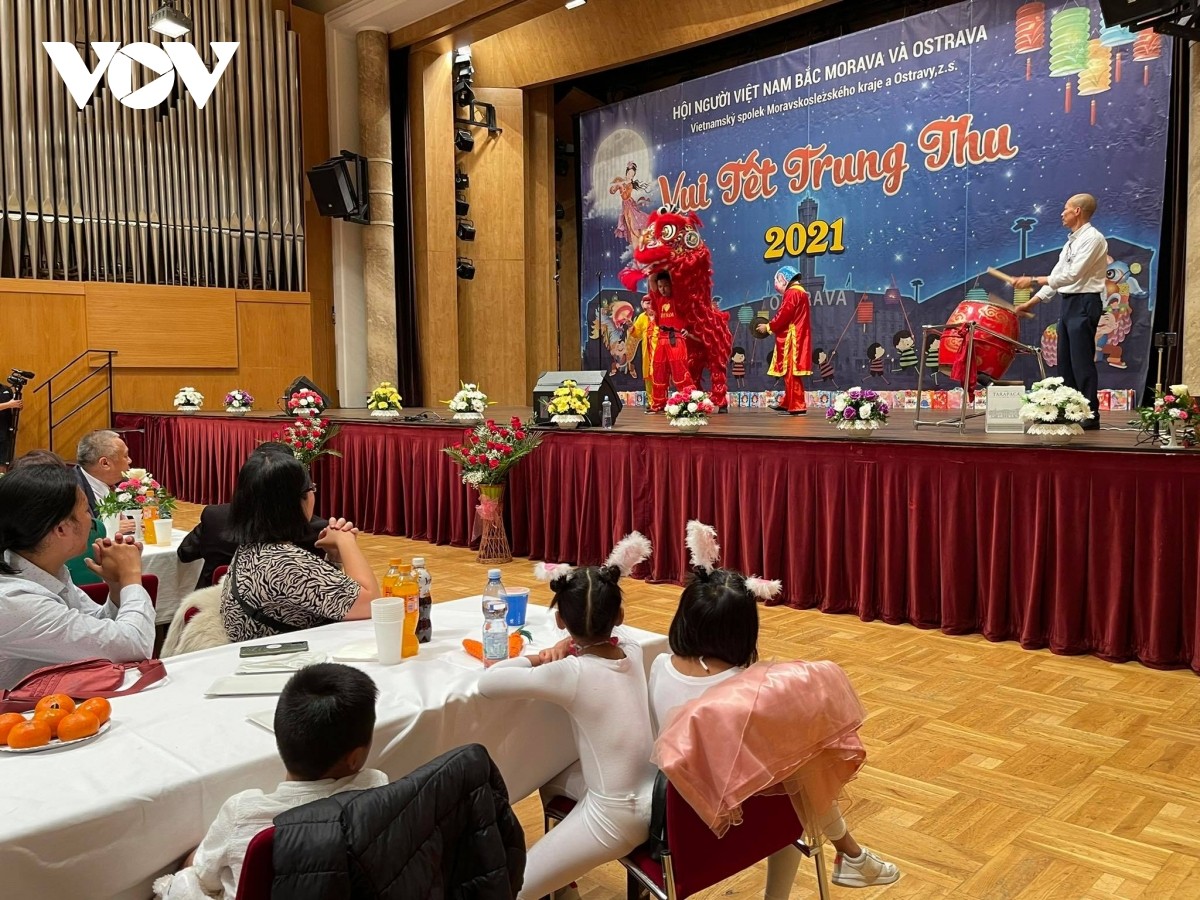 Giao lưu văn hóa Séc-Việt nhân Tết Trung thu tại Bắc Morava và Ostrava Giao lưu văn hóa Séc-Việt nhân Tết Trung thu tại Bắc Morava và Ostrava