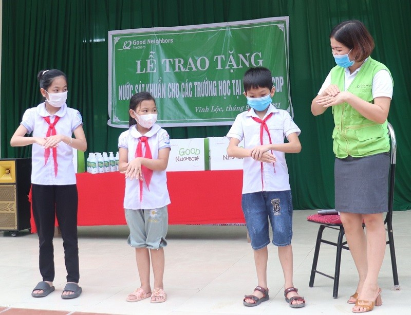 GNI hỗ trợ 1.000 chai nước sát khuẩn cho 19 trường học tại Vĩnh Lộc (Thanh Hóa) GNI hỗ trợ 1.000 chai nước sát khuẩn cho 19 trường học tại Vĩnh Lộc (Thanh Hóa)