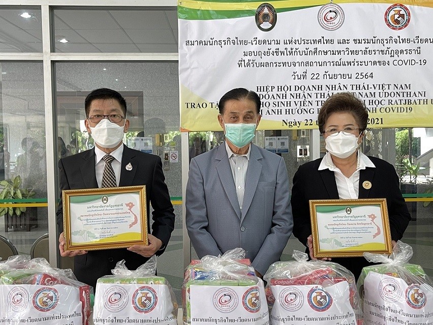 Trao quà và học bổng cho 60 sinh viên Thái Lan và Việt Nam tại Trường Đại học Hoàng gia Udon Thani Trao quà và học bổng cho 60 sinh viên Thái Lan và Việt Nam tại Trường Đại học Hoàng gia Udon Thani