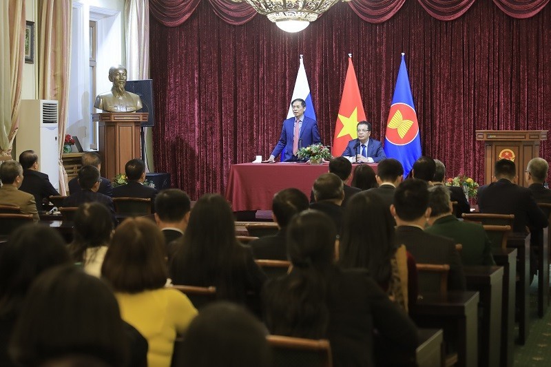 Trao tặng bằng khen của Thủ tướng cho ĐSQ Việt Nam và Chủ tịch Hội người Việt Nam tại Nga Trao tặng bằng khen của Thủ tướng cho ĐSQ Việt Nam và Chủ tịch Hội người Việt Nam tại Nga