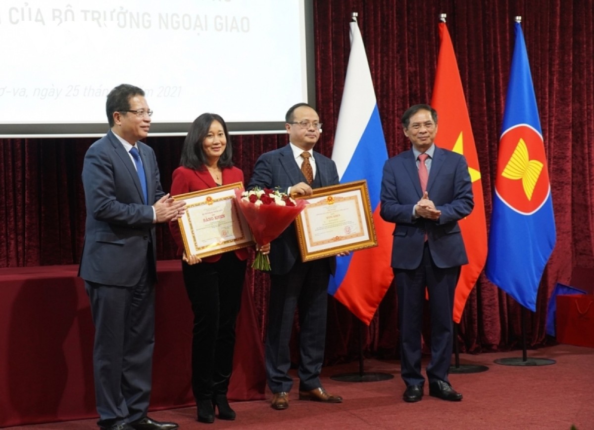 Trao tặng bằng khen của Thủ tướng cho ĐSQ Việt Nam và Chủ tịch Hội người Việt Nam tại Nga Trao tặng bằng khen của Thủ tướng cho ĐSQ Việt Nam và Chủ tịch Hội người Việt Nam tại Nga