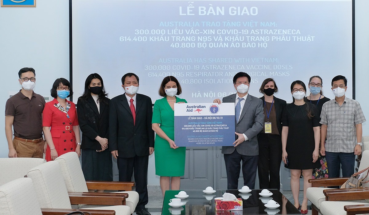 Australia bàn giao thêm 300.000 liều vaccine COVID-19 và trang thiết bị chống dịch cho Việt Nam Australia bàn giao thêm 300.000 liều vaccine COVID-19 và trang thiết bị chống dịch cho Việt Nam