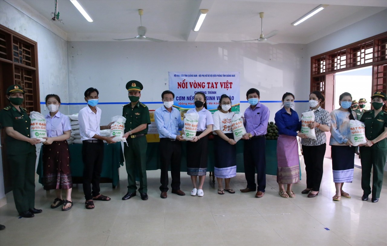 “Nối vòng tay Việt” hỗ trợ gần 130 sinh viên Lào tại Quảng Nam vượt qua khó khăn do COVID-19 “Nối vòng tay Việt” hỗ trợ gần 130 sinh viên Lào tại Quảng Nam vượt qua khó khăn do COVID-19