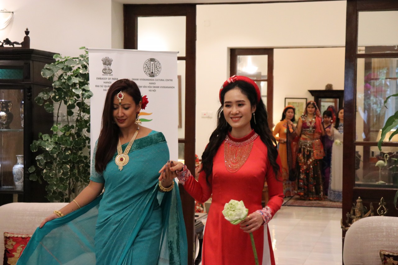 Trang phục truyền thống hai nước Việt Nam-Ấn Độ góp phần tăng cường tình hữu, sự hiểu biết lẫn nhau giữa nhân dân hai nước Trang phục truyền thống hai nước Việt Nam-Ấn Độ góp phần tăng cường tình hữu, sự hiểu biết lẫn nhau giữa nhân dân hai nước