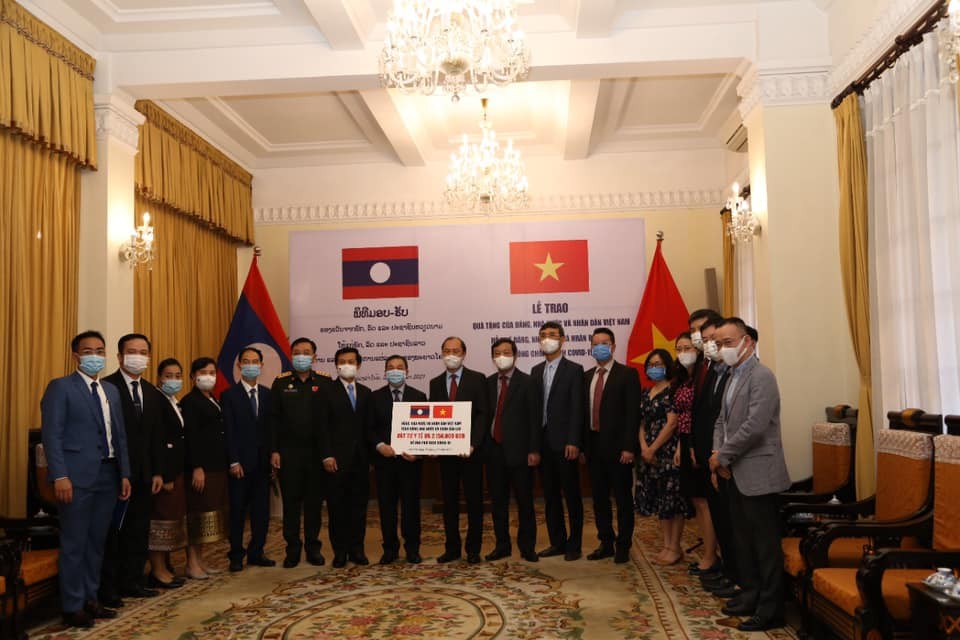 Việt Nam hỗ trợ khẩn cấp Lào hơn 2 triệu USD và vật tư y tế để chống dịch COVID-19 Việt Nam hỗ trợ khẩn cấp Lào hơn 2 triệu USD và vật tư y tế để chống dịch COVID-19